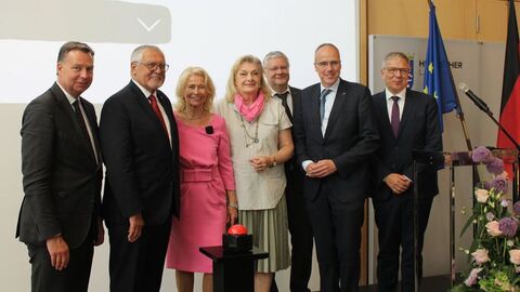 LBHS Ziegler-Raschdorf, Innenminister Beuth und weitere Personen stehen aufgereiht nebeneinander und lächeln in eine Kamera