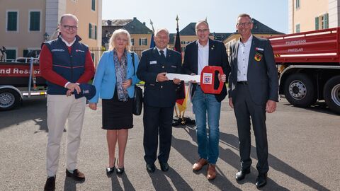 Innenminister Peter Beuth bei der Übergabe neuer Wechselladerfahrzeuge und Rettungsboote.