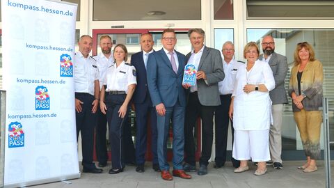 Staatssekretär Sauer mit Beteiligten der Stadt bei der Übergabe des KOMPASS Sicherheitssiegels