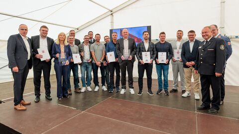 Hessens Ministerpräsident Boris Rhein und Innenminister Peter Beuth mit den Preisträgern des diesjährigen Arbeitgeber-Awards Hessens Ministerpräsident Boris Rhein und Innenminister Peter Beuth mit den Preisträgern des diesjährigen Arbeitgeber-Awards
