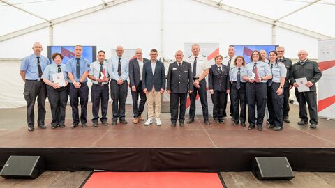Hessens Ministerpräsident Boris Rhein und Innenminister Peter Beuth mit den Preisträgern des diesjährigen Integrationspreises Brandschutz Hessens Ministerpräsident Boris Rhein und Innenminister Peter Beuth mit den Preisträgern des diesjährigen Integrationspreises Brandschutz