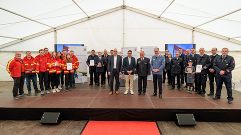 Hessens Ministerpräsident Boris Rhein und Innenminister Peter Beuth mit den Preisträgern des diesjährigen Katastrophenschutzpreises Hessens Ministerpräsident Boris Rhein und Innenminister Peter Beuth mit den Preisträgern des diesjährigen Katastrophenschutzpreises