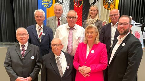 1.  Reihe: Kuno Kutz, Vors. BdV-OV  Wetzlar; Manfred Hüber, Vors.  BdV-KV Wetzlar; LBHS  Margarete Ziegler-Raschdorf;  Michael Hundertmark, stv.  Vors. BdV-KV Wetzlar  2. Reihe: Roland Jankofsky, stv.  Vors. BdV-KV Wetzlar; Manfred  Drexler, stv. Kreiskulturreferent  BdV-KV Wetzlar; Martin Dietz,  ehrenamtl. Stadtrat in Solms  3. Reihe: Josef Plahl, Vorsitzender  BdV-KV Limburg-Weilburg; Lisa  Schäfer, Kreistagsabgeordnete  Lahn-Dill-Kreis