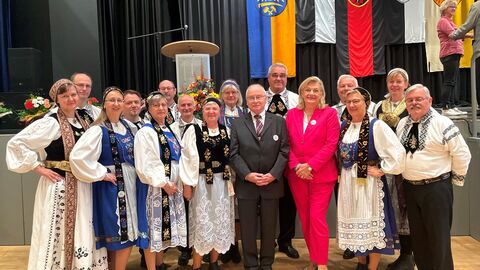 Die Tanzgruppe „Siebenbürger Sachsen  Mittelhessen“ mit Kuno Kutz und Margarete  Ziegler-Raschdorf