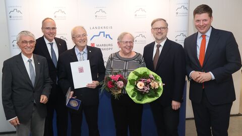 Detlef Ruffert (Kreistagsvorsitzender), Innenminister Peter Beuth, Werner Waßmuth, Ehefrau Marlis Waßmuth, Landrat Jens Womelsdorf und Dr. Stefan Heck, der Werner Waßmuth für die Auszeichnung vorgeschlagen hat 