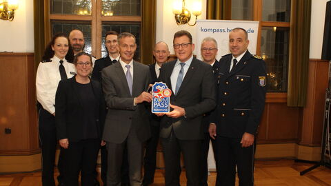 Rüsselsheim am Main mit KOMPASS-Sicherheitssiegel ausgezeichnet Rüsselsheim am Main mit KOMPASS-Sicherheitssiegel ausgezeichnet