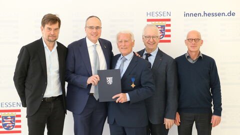 Helmut Heisen gemeinsam mit (v.l.n.r.) RTK-Sportkreisvorsitzender Markus Jestaedt, Hessens Sportminster Peter Beuth, Ehrenvorsitzender Manfred Schmidt und Thomas Nobbe, 2. Vorsitzender des TGSV Holzhausen. Helmut Heisen gemeinsam mit (v.l.n.r.) RTK-Sportkreisvorsitzender Markus Jestaedt, Hessens Sportminster Peter Beuth, Ehrenvorsitzender Manfred Schmidt und Thomas Nobbe, 2. Vorsitzender des TGSV Holzhausen.
