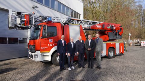 Roman Poseck steht vor Feuerwehrauto 