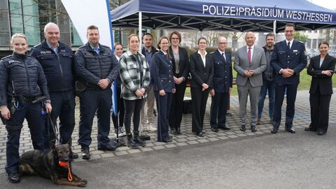 Polizeipräsident Felix Paschek (2.v.r.), Innenminister Prof. Dr. Roman Poseck (4.v.r.) und Landespolizeipräsident Robert Schäfer (5.v.r.) mit Beschäftigten des Polizeipräsidiums Westhessen