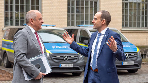 Innenminister Roman Poseck spricht mit Polizeipräsident Krückemeier