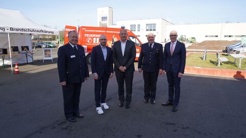 Roman Poseck bei ugendfeuerwehrausbildungszentrum Romna Poseck und weitere Männer im Anzug vor Gebäude