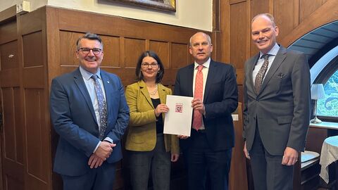 Innenminister Roman Poseck mit Mitgliedern der Deutsch-Baltischen Gesellschaft