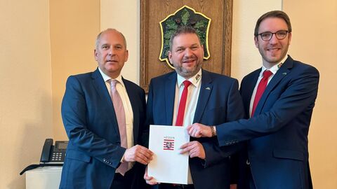 Innenminister Roman Poseck mit Marko Lambion, Bürgermeister von Bad Arolsen und Hendrik Vahle, Bürgermeister von Volkmarsen 