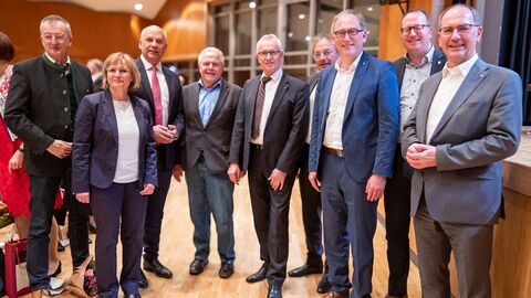 Verabschiedung Horst Kaiser Innenminister Roman Poseck steht unter anderem mit dem Bürgermeister von Elz Horst Kaiser zusammen