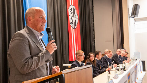 Verleihung Ehrenkreuz des Deutschen Feuerwehrverbandes in Silber Roman Poseck hält Rede auf Jahreshauptversammlung der Freiwilligen Feuerwehren und Werkfeuerwehren der Landeshauptstadt Wiesbaden