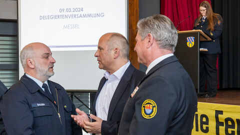 Mitgliederversammlung Kreisjugendfeuerwehr Darmstadt-Dieburg Innenminister Roman Poseck im Gespräch mit Mitglieder der Kreisjugendfeuerwehr Darmstadt-Dieburg