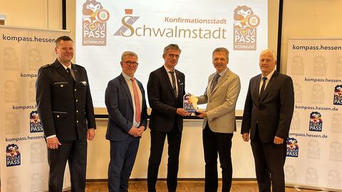 Innenstaatssekretär Martin Rößler u.a. mit Bürgermeister Tobias Kreuter und Polizeipräsident Konrad Stelzenbach.