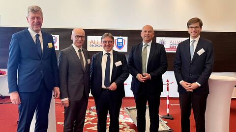 LKA Präsident Andreas Röhrig, Landespolizeipräsident Robert Schäfer, Vorstandsmitglied der Nassauischen Sparkasse Michael Baumann, Innenminister Roman Poseck und Vorstandsvorsitzender des Vorstands der Wiesbadener Volksbank eG Dr. Matthias Hildner (v.l.n.r.) stehen nebeneinander und schauen in die Kamera