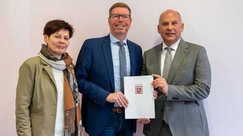 Innenminister Poseck posiert mit Bürgermeister der Gemeinde Knüllwald Andreas Koch und die Erste Stadträtin in Homberg/Efze Claudia Ulrich