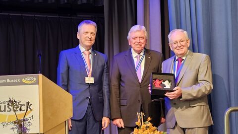 Staatssekretär Martin Rößler und der Hessische Ministerpräsidenten a. D. Volker Bouffier bei der Verabschiedung von Claus Spandau, der Ende April aus der Kommunalen Beratungs- und Unterstützungsstelle ausscheidet (v. l. n. r.) 