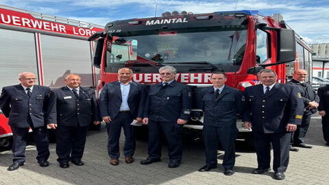 Innenminister Roman Poseck übergibt den Städten Lorsch, Maintal, Nidderau, Rod-gau und der Gemeinde Gründau fünf neue Feuerwehrfahrzeuge