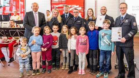 Innenmister Roman Poseck zusammen mit der Feuerwehr Linden Innenmister Roman Poseck zusammen mit der Feuerwehr Linden
