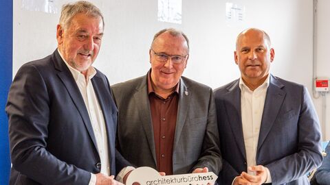 Architekt Albert Hess, Bürgermeister Klaus Wagner, Innenminister Roman Poseck halten großen Schlüssel