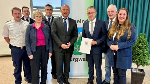 Gemeindebrandinspektor Mark Engel, Landtagsabgeordnete Claudia Ravensburg, Innenminister Roman Poseck, Bürgermeister Lothar Koch, Landtagsabgeordnete Daniela Sommer stehen vor grünem Vorhang