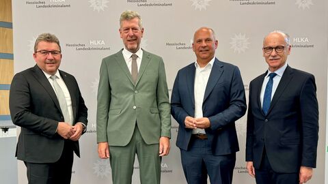 Besuch HLKA Vizepräsident HLKA Rudi Heimann, Präsident HLKA Andreas Röhrig, Innenminister Roman Poseck, Landespolizeipräsident Robert Schäfer posieren vor Wand