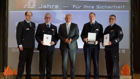 Jubiläum Freiwillige Feuerwehr Reichelsheim Innenminister Roman Poseck mit Vertretern der Freiwilligen Feuerwehr Reichelsheim