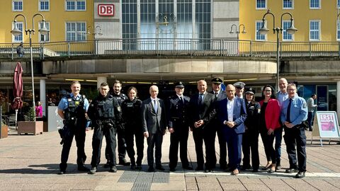 Innenminister Roman Poseck, Landespolizeipräsident Robert Schäfer, Abteilungsdirektor der Abteilung Einsatz Theo Wiegand, Bürgermeister Dag Wehner, Vertreterinnen und Vertreter des Rechts- und Ordnungsamtes der Stadt sowie Polizeibeamte der Polizeistation Fulda auf einem Platz vor einem Gebäude zum Foto aufgestellt.