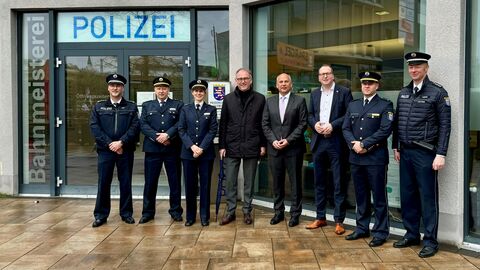 Innenstadtoffensive Limburg Polizeivizepräsidentin Susanne Stewen (3.v.l.), Landrat Michael Köberle (4.v.l.), Innenminister Roman Poseck (4.v.r.), Landtagsabgeordneter Christian Wendel (3.v.r.) und weitere Mitarbeiterinnen und Mitarbeitern der Polizeistation und des Polizeipostens Limburg stehen vor dem Polizeigebäude zum Gruppenfoto aufgestellt.