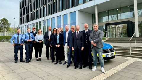 Innenminister Roman Poseck unter anderem mit Landespolizeipräsident Robert Schäfer, Bürgermeisterin Sabine Groß, Leiter Ordnungsamt Frank Weber, Landtagsabgeordnete Kim-Sarah Speer, stellv. Leiterin der Abt. Einsatz Frau Rogalski