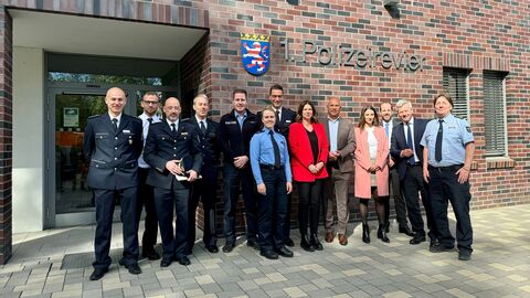 Innenstadtoffensive Wiesbaden Innenminister Roman Poseck, unter anderem mit Stadtrat Andreas Kowol, Bürgermeisterin Christiane Hinninger, Ordnungsdezernentin Maral Koohestanian, Polizeipräsident Felix Paschek, stellv. Leiter der Polizeidirektion Wiesbaden Sascha Apitz und Revierleiter Marcus Bergner vor Polizeirevier