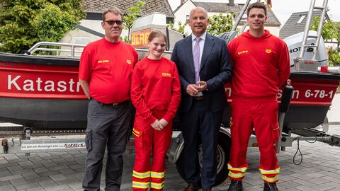 Innenminister Roman Poseck mit Mitgliedern der DLRG 