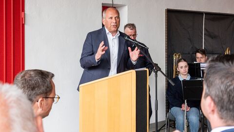 Innenminister Roman Poseck hält in Runkel-Dehrn eine Rede anlässlich der Übergabe eines neuen Staffellöschfahrzeugs für Erstangriffe bei Brandeinsätzen