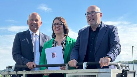 (v. l.) Innenminister Roman Poseck, Bürgermeisterin der Stadt Herborn Katja Gronau und Jörg-Michael Müller, MdL