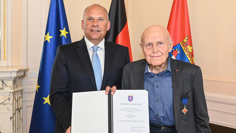 Innenminister Roman Poseck verleiht Heinrich Stiebing Hessischen Verdienstorden am Bande 