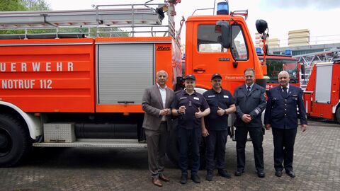 Innenminister Roman Poseck mit zwei ukrainischen Feuerwehrmännern, Karlheinz Moll (Stadtbrandinspektor Bad Vilbel) und Erwin Baumann (Direktor der HLFS) bei der Fahrzeugübergabe