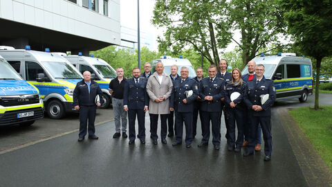 Innenminister Roman Poseck bei der Übergabe der Befehlskraftwagen unter anderem gemeinsam mit dem Landespolizeivizepräsidenten Dr. Roland Wagner und dem Präsidenten des Hessischen Polizeipräsidiums für Technik Frank von der Au 