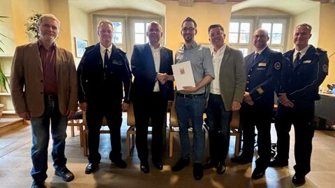 Innenminister Roman Poseck unter anderem gemeinsam mit dem Bürgermeister von Witzenhausen, Lukas Sittel, und Stefan Schneider, Mitglied des Hessischen Landtags