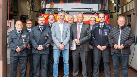 Innenminister Roman Poseck und Mitglieder der Feuerwehr und Gemeinde Schwalmstadt