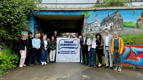 Innenminister Roman Poseck zusammen mit dem Elzer Bürgermeister Matthias Schmidt, der Ersten Stadträtin Susanne Langel, Landtagsabgeordneter Christian Wendel, Helder Machado (Schulsozialarbeit) und die Schülerinnen und Schülern der Erlenbachschule