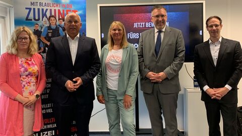 Alexandra Schäfers-Vogel (Kanzlerin der HöMS), Innenminister Roman Poseck, Elke Bruns (kommissarische Vizepräsidentin für polizeiliche Aufgaben), Dr. Walter Seubert (Präsident der HöMS) und Herr Prof. Dr. Göbel (Vizepräsident für Forschung und Transfer) blicken in Kamera