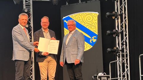 Innenstaatssekretär Martin Rößler gemeinsam mit Dr. Julien Neubert (Bürgermeister von Lich) und Josef Benner (Ortsvorsteher von Muschenheim) bei der Überreichung der Freiherr-vom-Stein-Ehrenurkunde in Muschenheim (v. l. n. r.) 