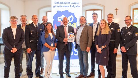 Innenminister Roman Poseck u.a. mit dem Polizeipräsidenten Michael Tegethoff und dem Bürgermeister Johannes Rothmund Innenminister Roman Poseck u.a. mit dem Polizeipräsidenten Michael Tegethoff und dem Bürgermeister Johannes Rothmund