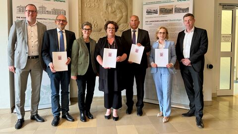 Landtagsabgeordneter Christian Wendel, Leiter der Gedenkstätte Dr. Jan Erik Schulte, Erste Beigeordnete des LWV Ulrike Gote, Landesdirektorin Susanne Simmler,  Innenminister Roman Poseck, Dekanin der HöMS Prof. Dr. Beate Eibelshäuser, Dekan der HöMS Frank Schneider 