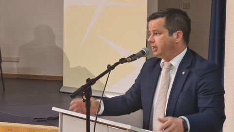 LBHS Andreas Hofmeister steht an einem Rednerpult, im Hintergrund ein Aufsteller des BdV