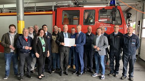 Staatssekretär Martin Rößler zusammen mit dem Wächtersbacher Bürgermeister Andreas Weiher bei der Freiwilligen Feuerwehr Wächtersbach