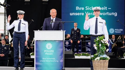 Innenminister Roman Poseck bei der Vereidigung am Hessentag 2024 Innenminister Roman Poseck steht an einem Rednerpult und spricht zu den 700 Anwärterinnen und Anwärtern